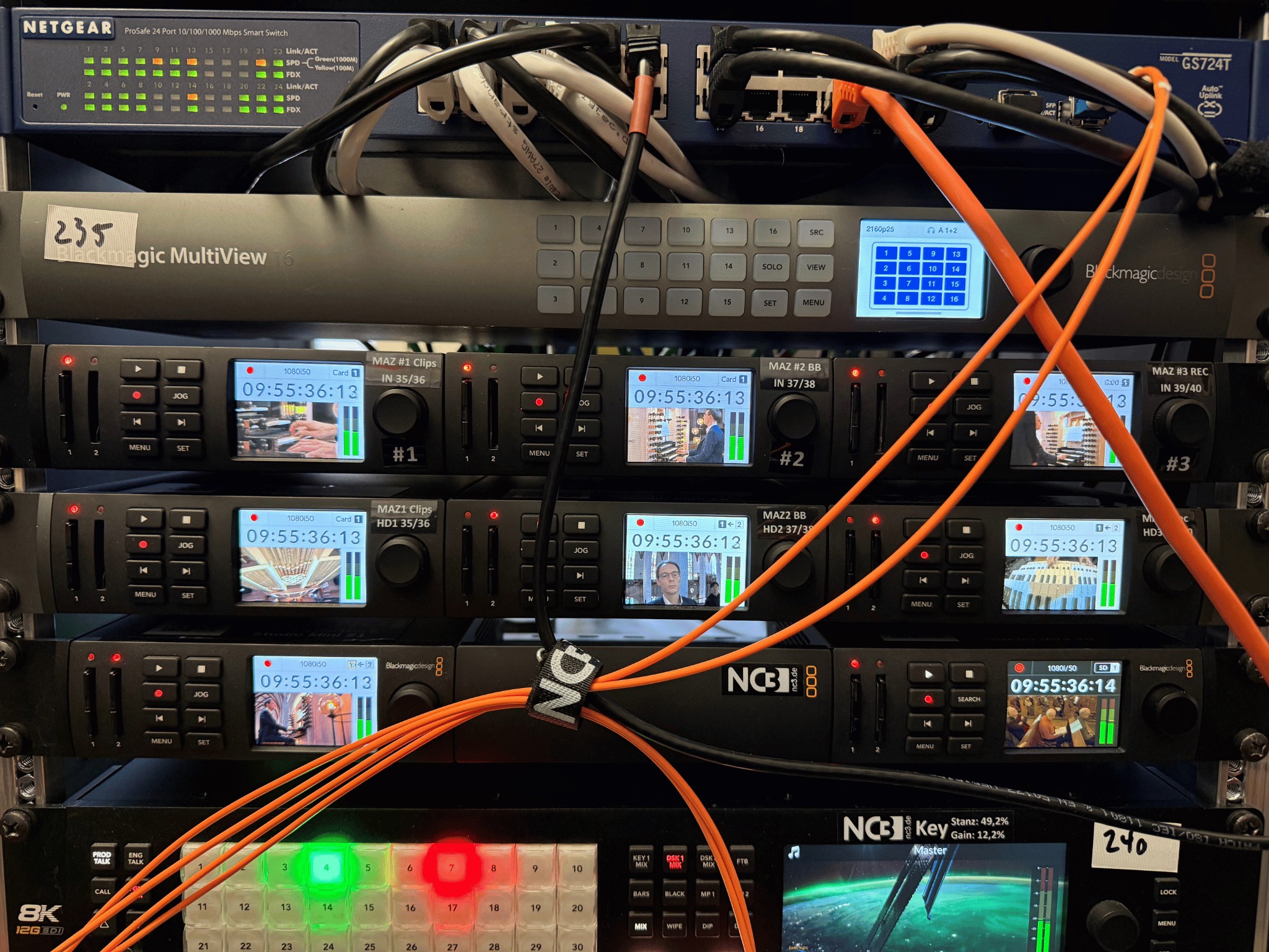 1 Rack mit Blackmagic Design Broadcast-Equipment, MultiView und NC3-Logo für professionelles Livestreaming