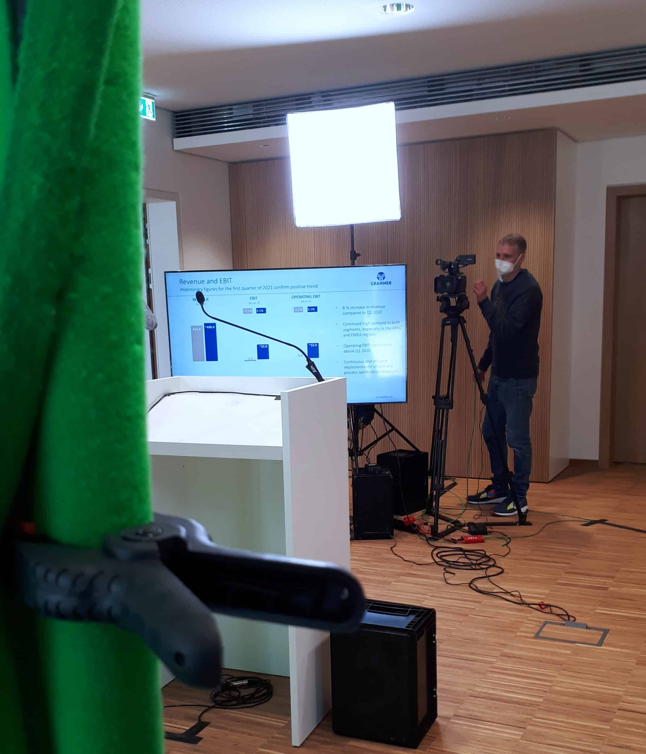 Professionelles Livestream-Setup für GRAMMER mit Kamera, LED-Wand, Pult und Studiobeleuchtung in modernem Raum
