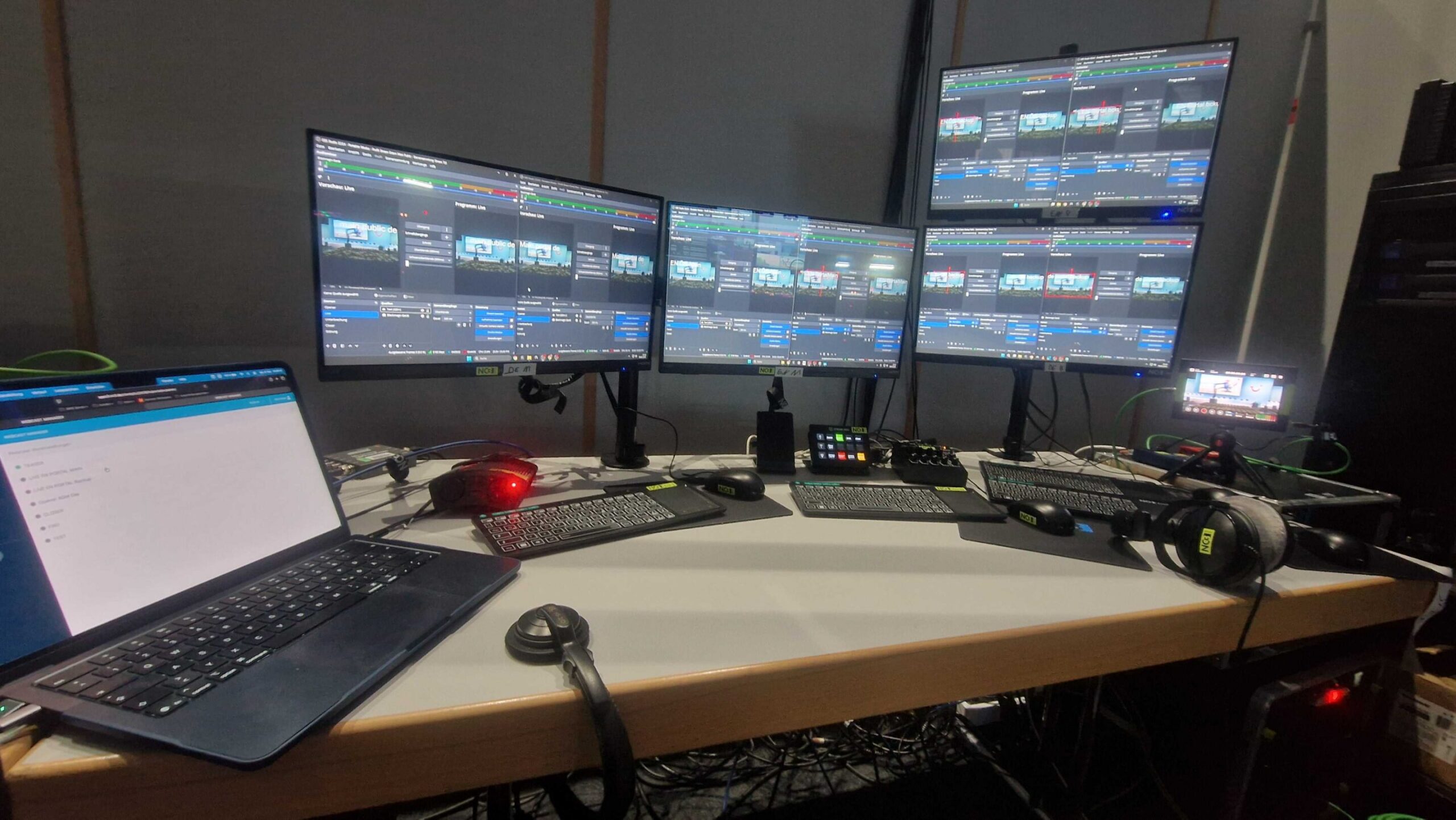 Live-Streaming Regie Setup mit Multi-Monitor Konfiguration und NC3-Equipment