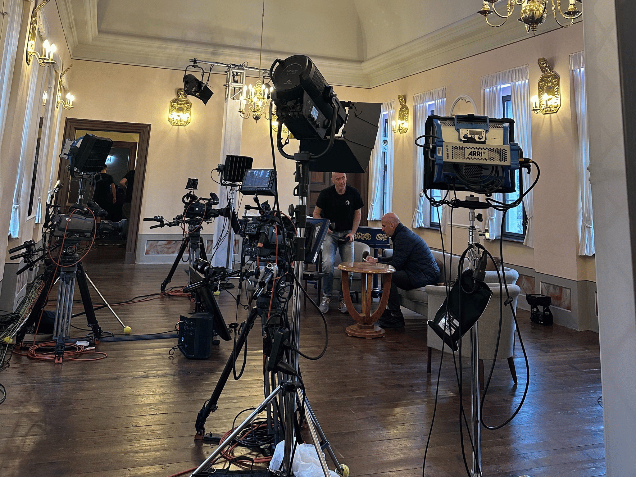3 Professionelle Videoproduktion mit ARRI-Lichtern und mehreren Kameras in einem historischen Saal für NC3 Livestream