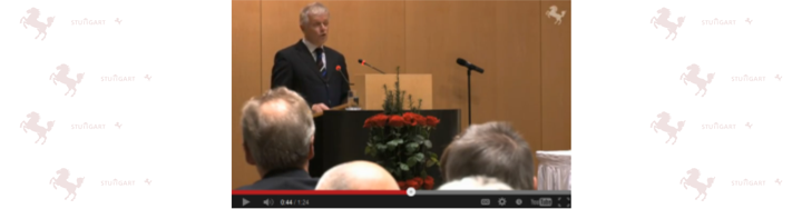 Screenshot eines Livestreams: Redner am Podium während Amtsantritt in der Uni Halle vor Publikum