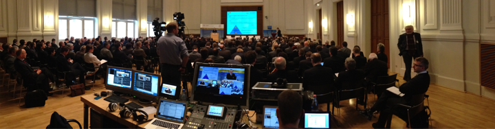 Livestream-Produktion bei der EEnergy 2013 Konferenz: Regie-Tisch mit Monitoren, Kameras und großem Publikum im Saal