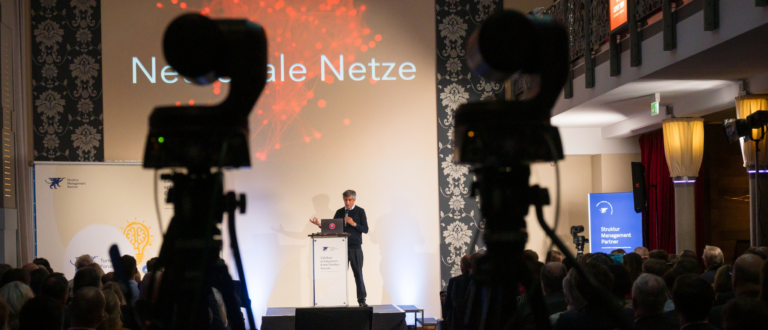 Kranzniederlegung am Volkstrauertag 2025 in der Neuen Wache Berlin mit Blumengebinden und Trauergästen vor der Skulptur