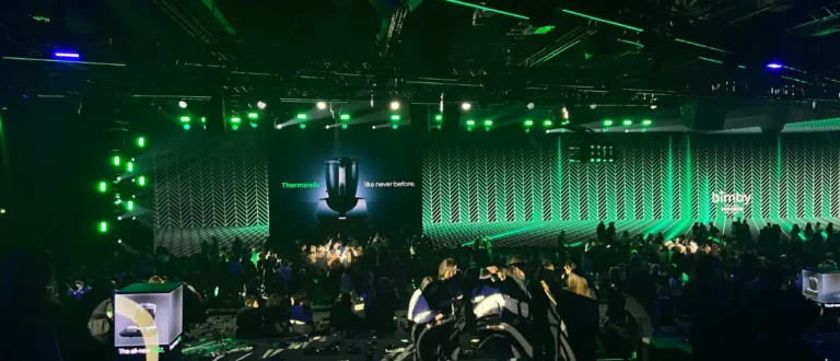 Bühne beim Thermomix TM7 Launch Event mit Publikum, grüner Bühnenbeleuchtung und großem Thermomix-Modell