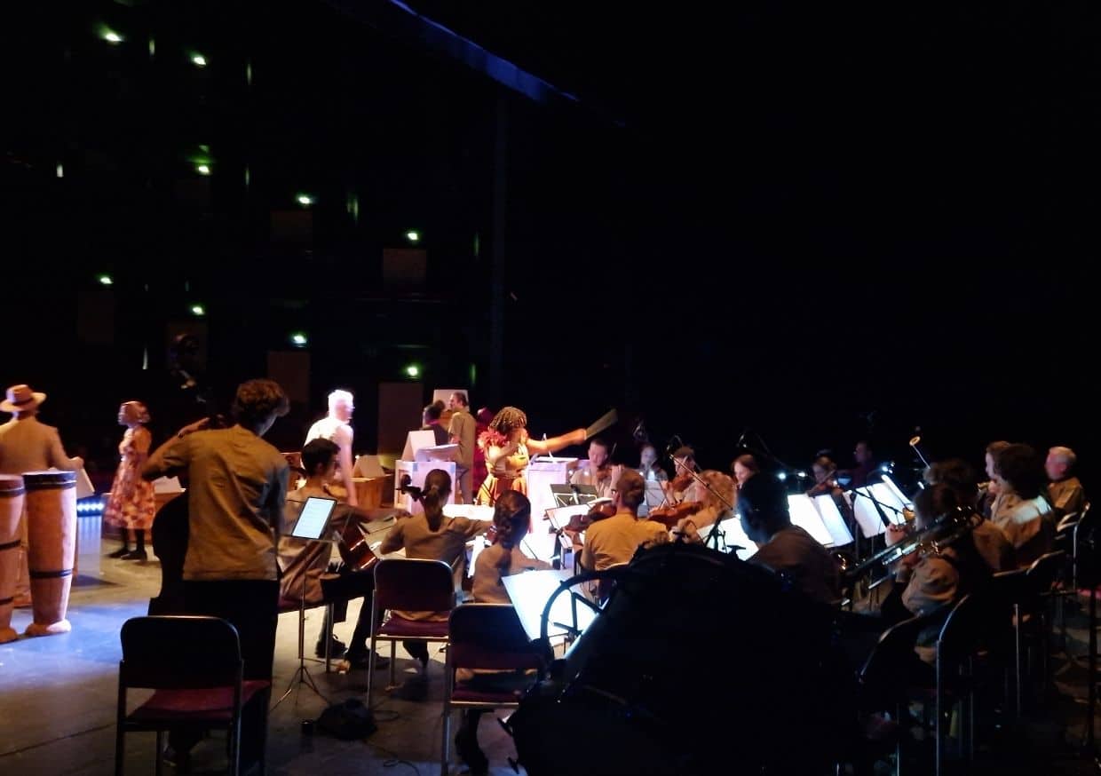 Proben bei der Musical-Produktion Multilingualer Livestream Player mit Live-Untertitelung, Sprachauswahl und Sprecherin im Video-Feed