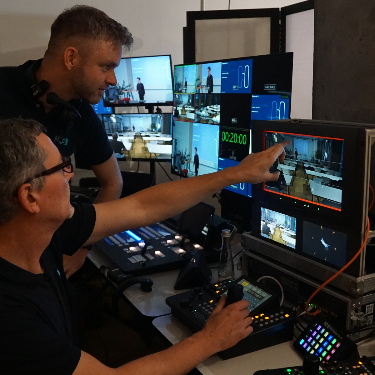 Design ohne Titel (3) 2 NC3-Team in der Live-Regie mit Monitorwand, Video-Mischpult und mehreren Kamerasignalen bei der Event-Produktion