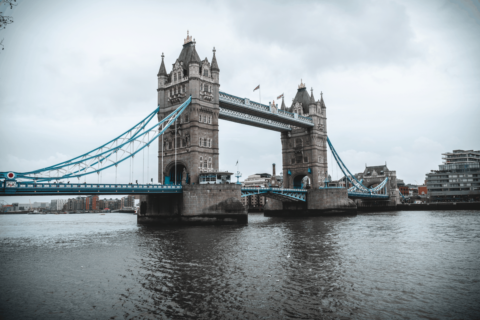 Tower Bridge London bei bewölktem Himmel über der Themse, ikonische blaue Hängebrücke