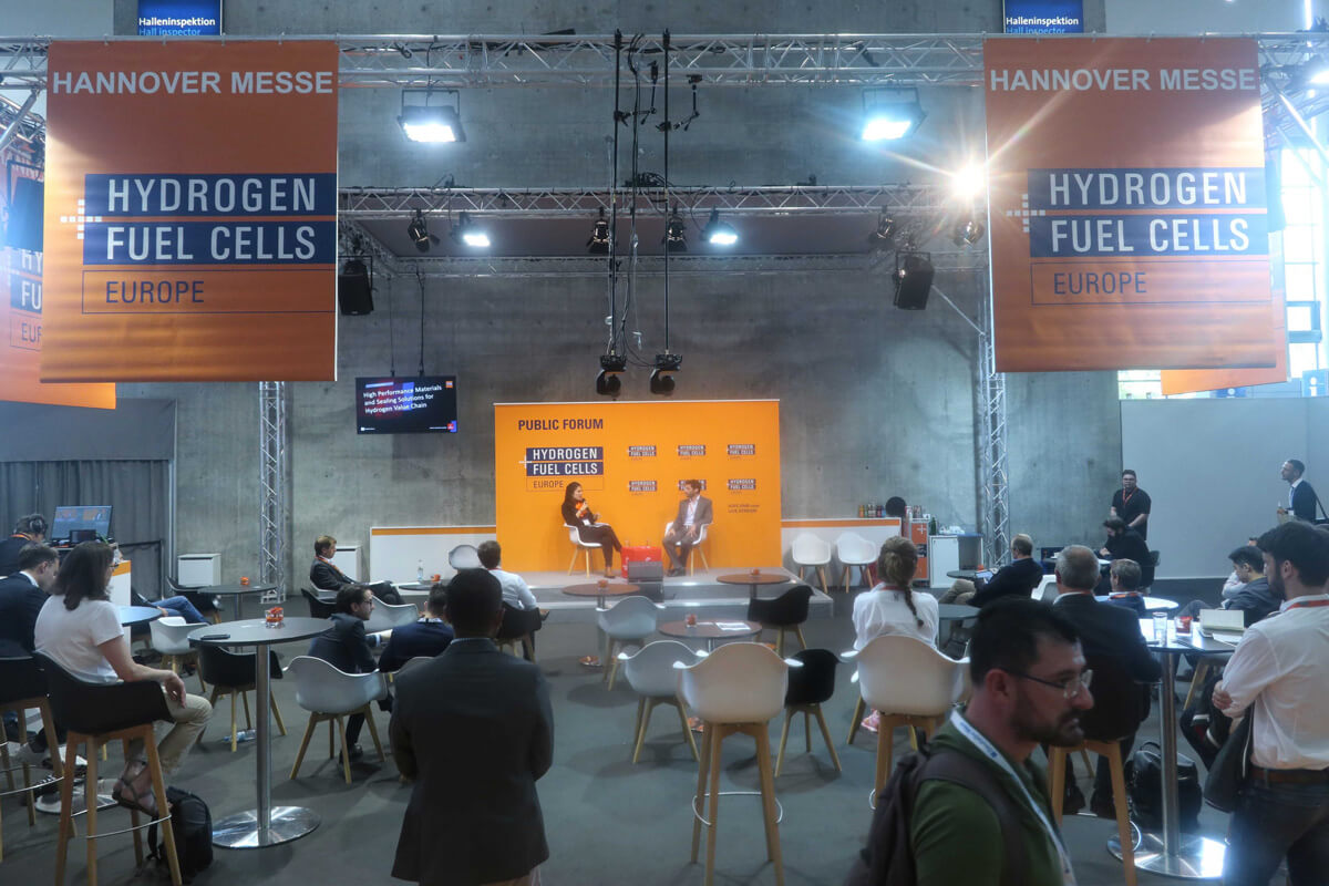 IMG_0687_194033917931329_2 Bühne Public Forum Hydrogen Fuel Cells Europe, Hannover Messe 2022 mit Livestream-Setup, Beleuchtung und Publikum