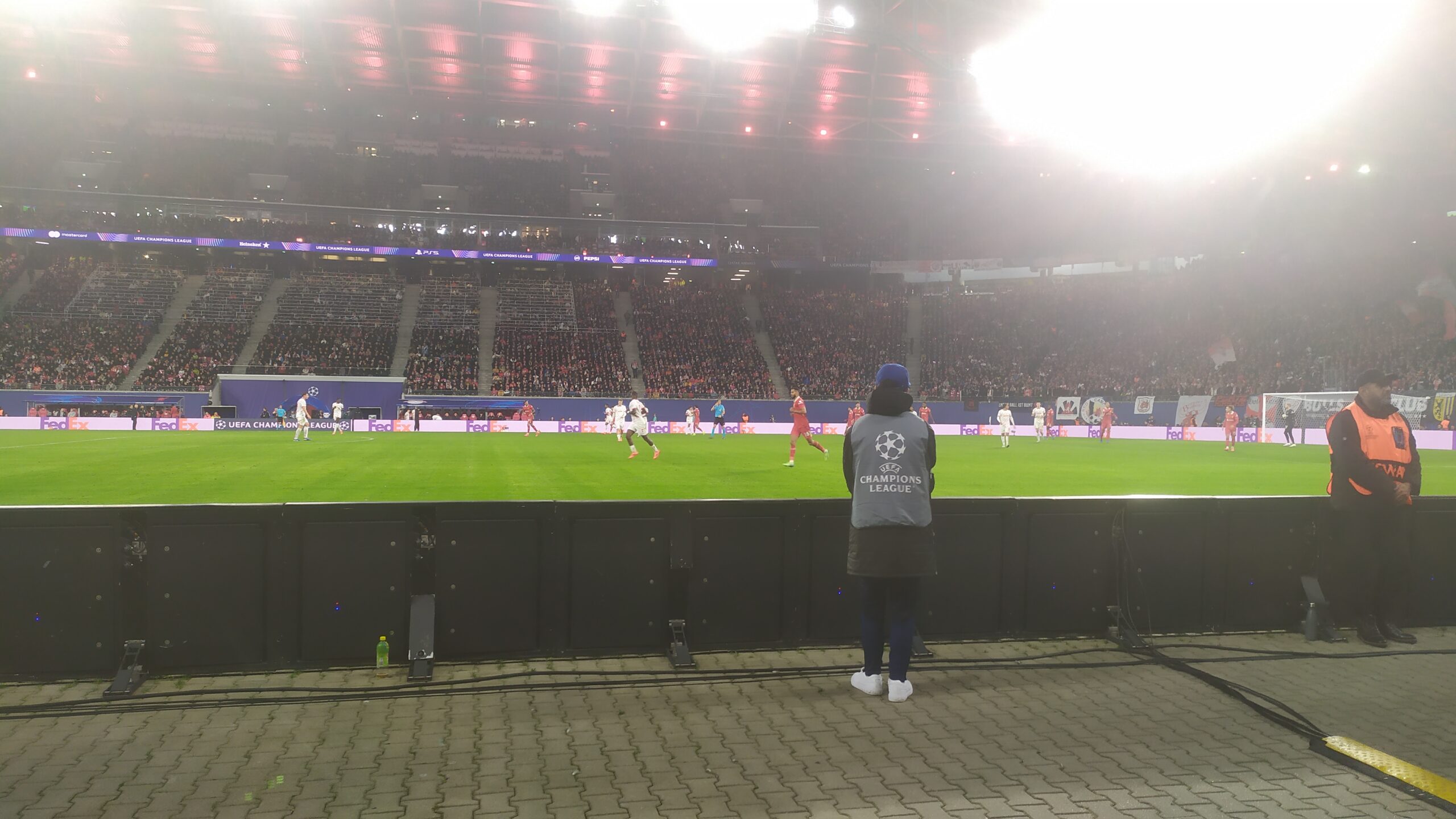 UEFA Champions League Livestream in einem vollbesetzten Fußballstadion mit Spielern auf dem Rasen und Zuschauermassen