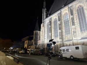 Livestream-Produktion vor historischer Kirche bei Nacht