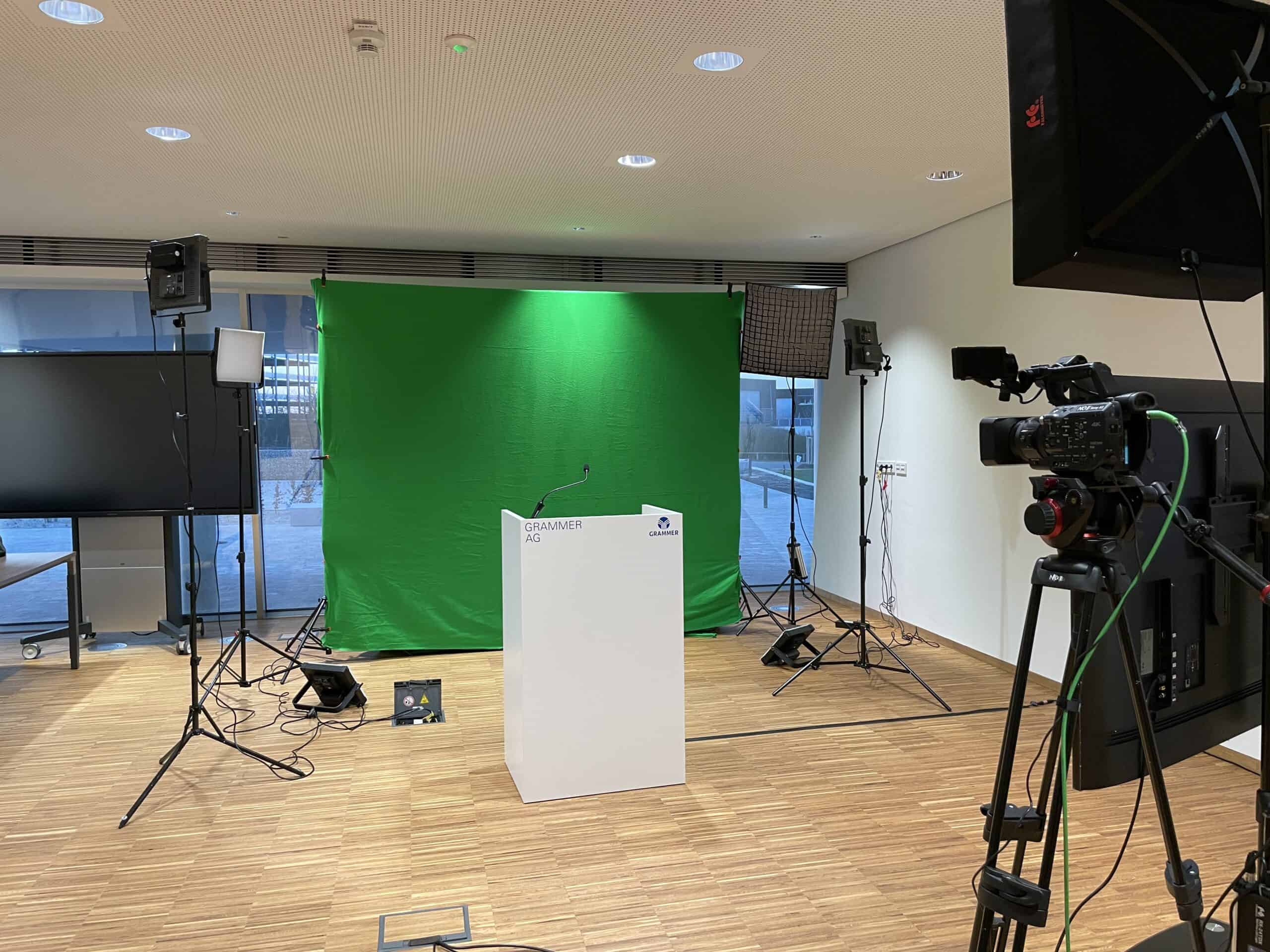 Studio-Setup mit Green Screen, Grammer AG Pult und professioneller Sony-Kamera für Livestream oder Konferenz