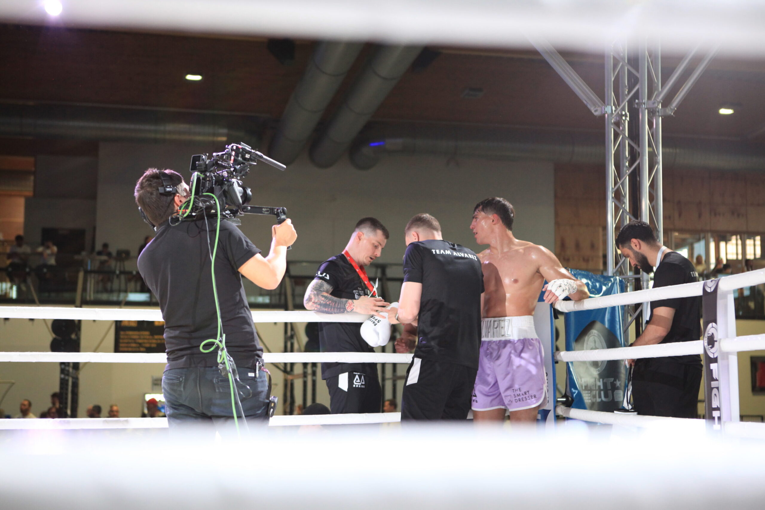 Kameramann filmt Boxer und Team im Ring bei NC3 Livestream Boxevent
