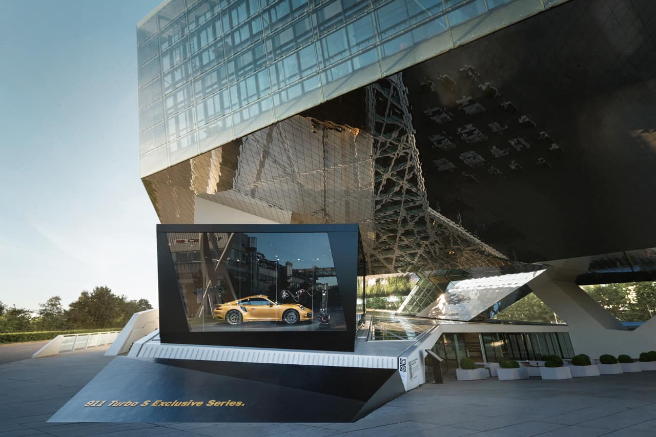 3-Cam-Livestream vom Porsche 911 3-Cam-Livestream-Setup mit gelbem Porsche 911 Turbo S vor dem Porsche Museum Stuttgart