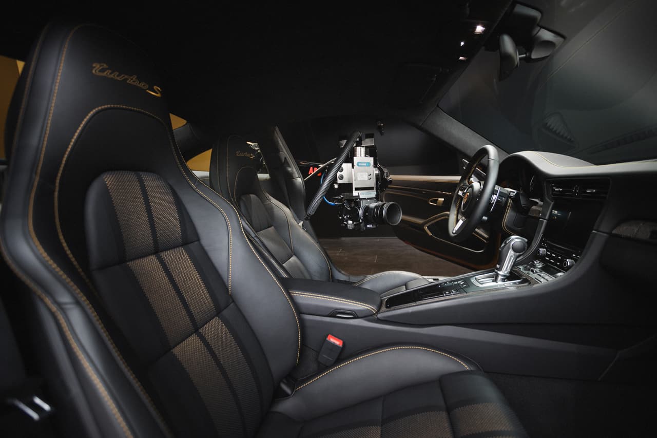 3-Cam-Livestream vom Porsche 911 Innenraum Porsche 911 Turbo S mit professioneller 3-Cam-Livestream-Kameraausrüstung und goldener Turbo-S-Bestickung