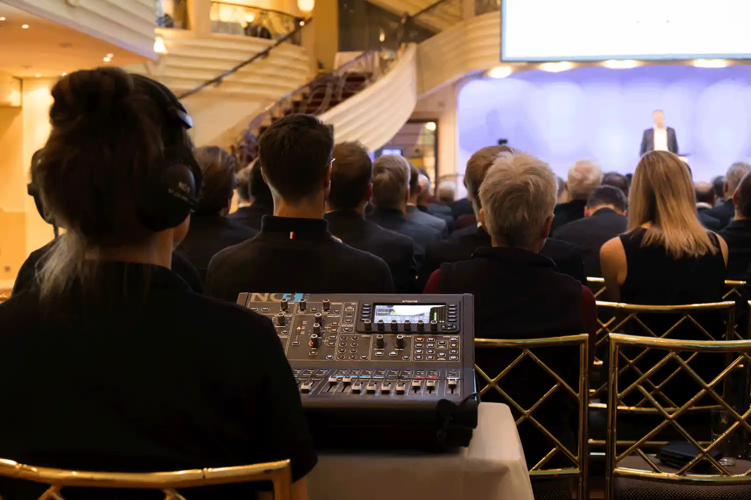 NC3 Audiotechniker mit Kopfhörern an einem digitalen Mischpult während der Live-Audio-Produktion beim Turnaround Forum