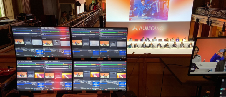 NC3 Livestream-Regie bei der Aumovio Hauptversammlung mit mehreren Monitoren und Kamera-Feeds