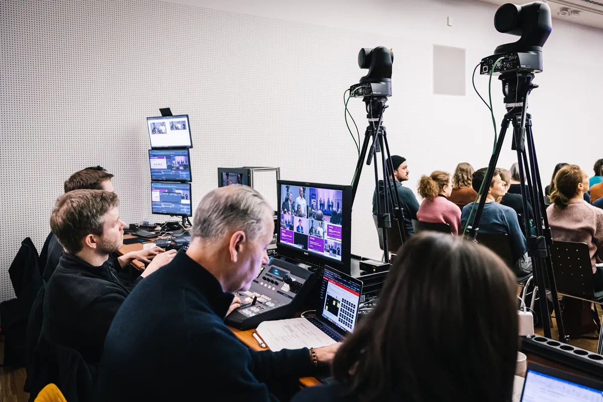 Jürgen Dusel und Gebärdensprachdolmetscherin bei barrierefreiem hybriden Event mit Live-Streaming