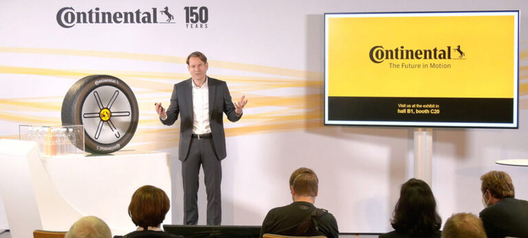 Continental Manager präsentiert auf der IAA Pressebriefing Bühne 2021 mit Reifen-Display und Publikum