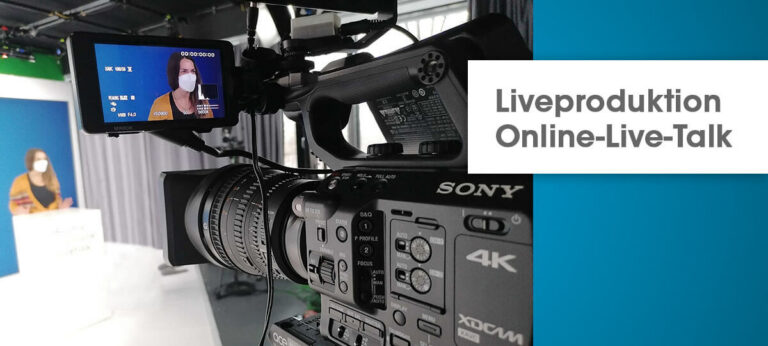 Sony-Kamera bei Liveproduktion eines Online-Live-Talks mit Moderatorin im Studio