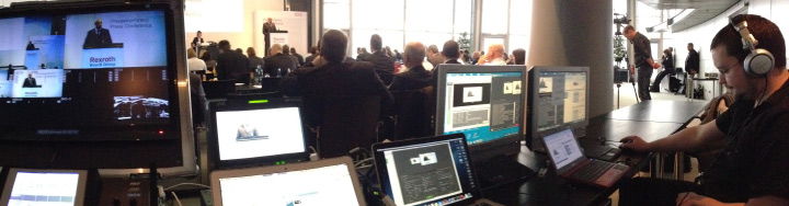 Techniker steuern Multi-Kamera-Livestream für Bosch Rexroth Pressekonferenz auf der Hannover Messe mit Monitoren und Regie-Equipment