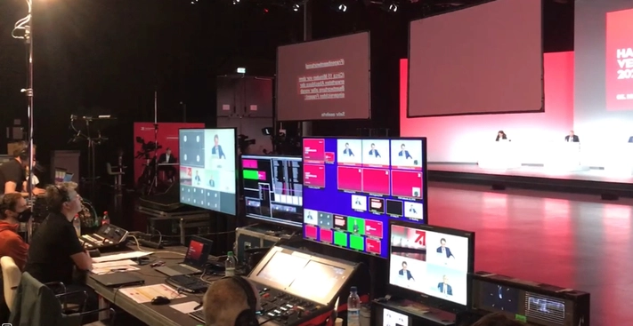 Regieraum mit Monitorwand und Bühne bei digitaler Hauptversammlung Livestream 2020
