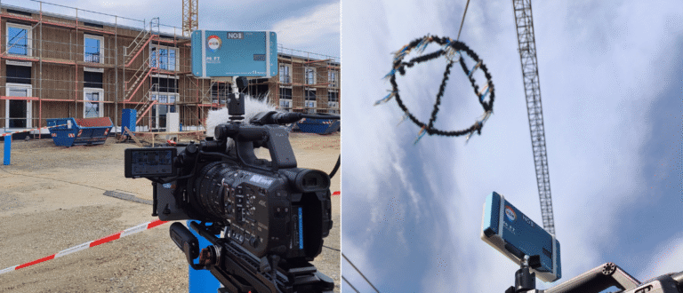 Professionelle Videokamera auf Baustelle beim Richtfest mit NC3 Livestream-Equipment und Richtkranz am Kran