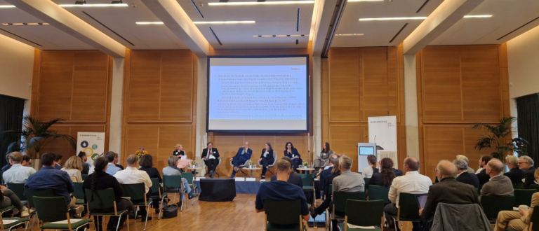 Regie mit Monitoren und Mischpult bei der Livestream-Produktion des Engineering Summit Salon