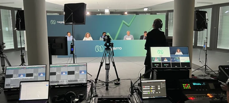 Professionelles Livestream-Setup für virtuelle Hauptversammlung mit Kameras, Monitoren und Naga-Bühne