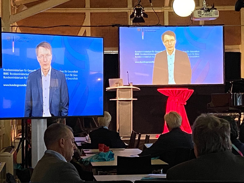 hybride_events_karl_lauterbach_sepsis_2 Hybrid-Event mit Karl Lauterbach zu Sepsis: Großbildschirme, Publikum und professionelle Streaming-Technik im Konferenzsaal