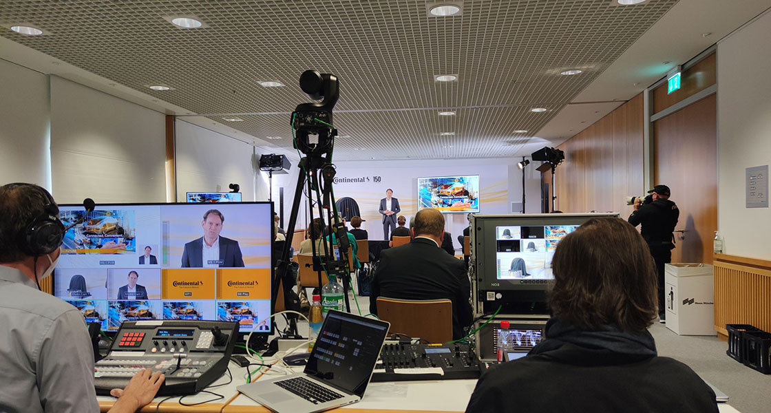 hybrides_event_digitale_veranstaltung_durchfuehren_4-scaled Regieraum mit Technikern bei hybrider Continental Konferenz: Monitore, Kameras und Live-Streaming-Setup