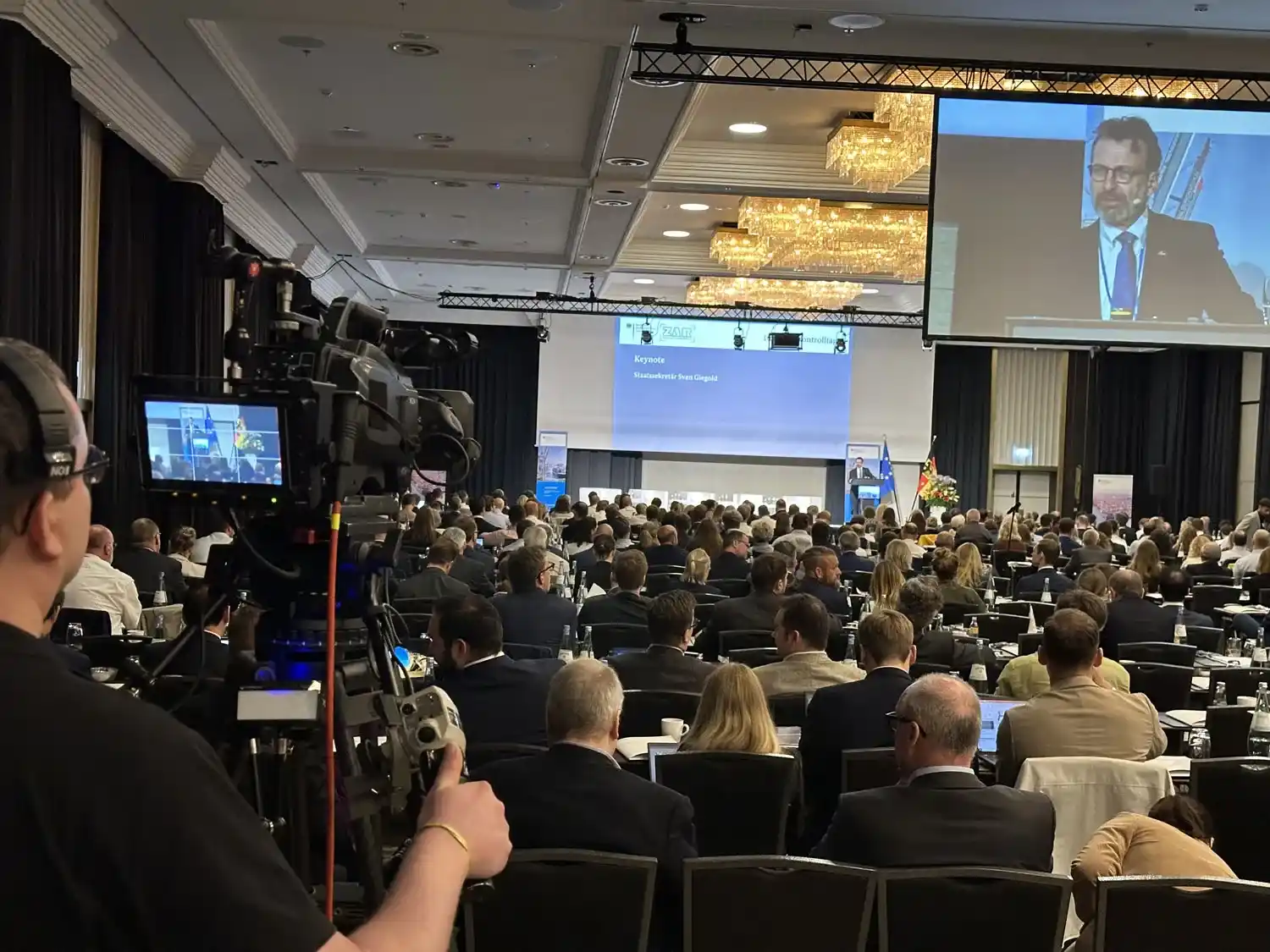 liveproduktion-intercontinental-berlin-2 Liveproduktion einer Konferenz im InterContinental Berlin mit großem Publikum und Bühnenbild