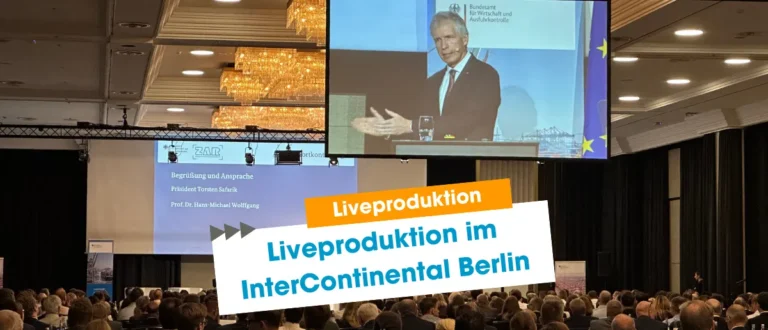 Liveproduktion einer Konferenz im InterContinental Berlin mit großem Publikum und Bühnenbild