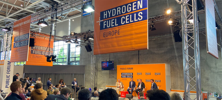 Panel-Diskussion beim Hydrogen Fuel Cells Europe Forum auf der Hannover Messe mit Publikum und Bühnenaufbau