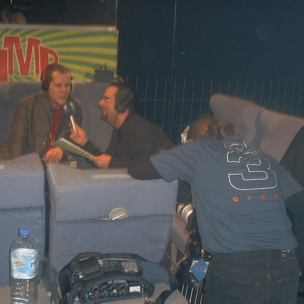 Behind-the-Scenes: NC3 Crew bei Videoproduktion im Studio mit Interview, Headsets und professioneller Kameratechnik