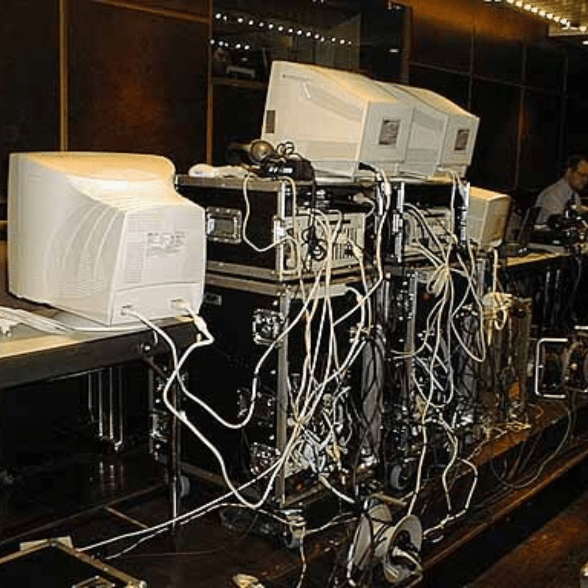 Historisches Streaming-Setup mit alten Monitoren, Kabelsalat und Eventtechnik von NC3