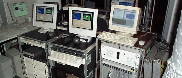 Historische Videoproduktionsanlage mit alten CRT-Monitoren, Server-Racks und Streaming-Equipment von NC3
