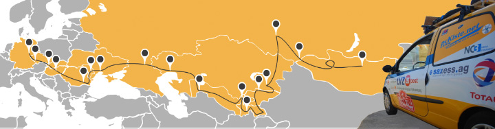 Karte mit Route durch Europa und Zentralasien neben gelbem NC3-Übertragungswagen von Saxpress