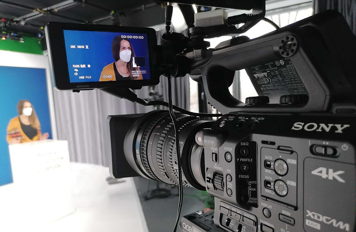 Sony XDCAM 4K Kamera im Studio bei Livetalk-Produktion mit Moderatorin auf dem Monitor