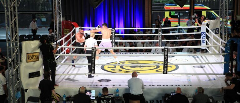 Boxkampf bei Golden Fight Night im Gold's Gym Germany mit Livestream-Produktion, Ring und Publikum