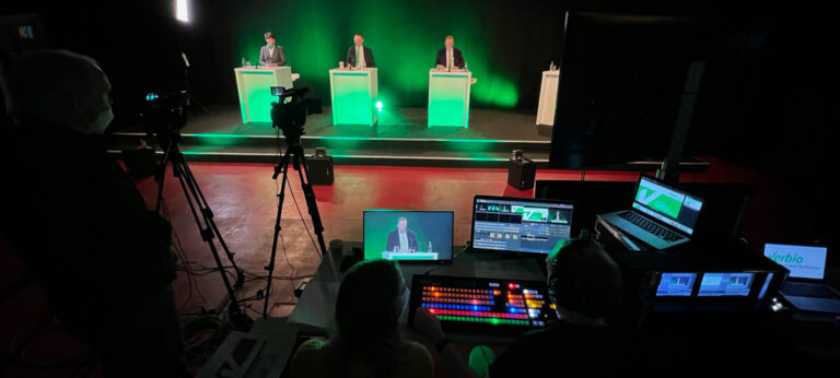 Hinter den Kulissen: Livestream-Regie und Kameras bei der Verbio AG Hauptversammlung 2022 mit grüner Bühnenbeleuchtung