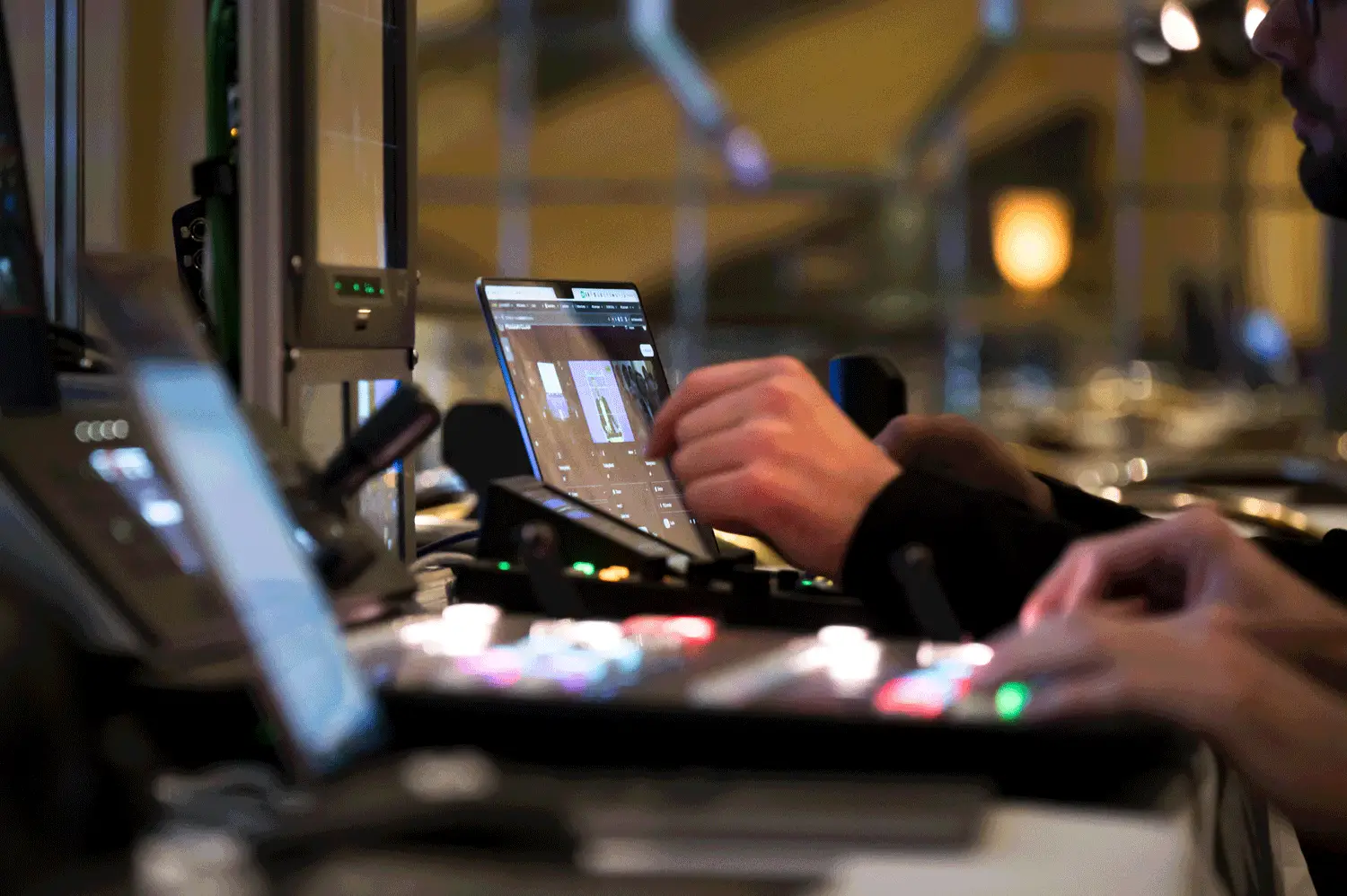 Bildregisseur steuert Live-Video-Produktion mit Tablet und Mischpult bei Turnaround Forum