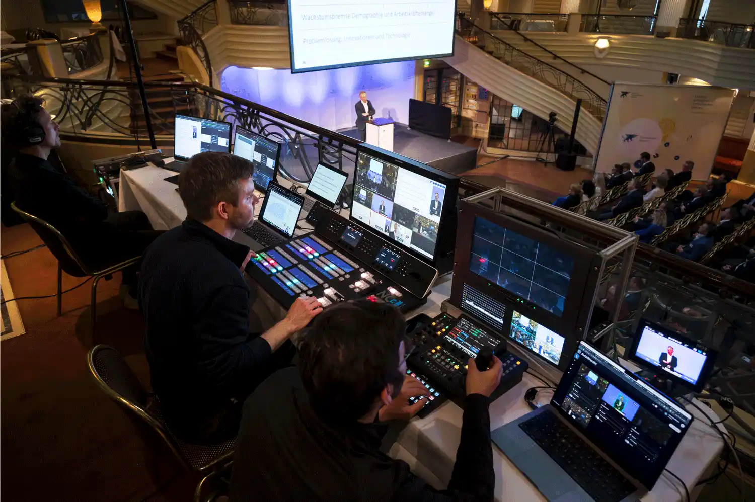 Bildregie-Team bei der Live-Produktion des Turnaround Forums mit Mischpulten und Monitoren in historischem Saal