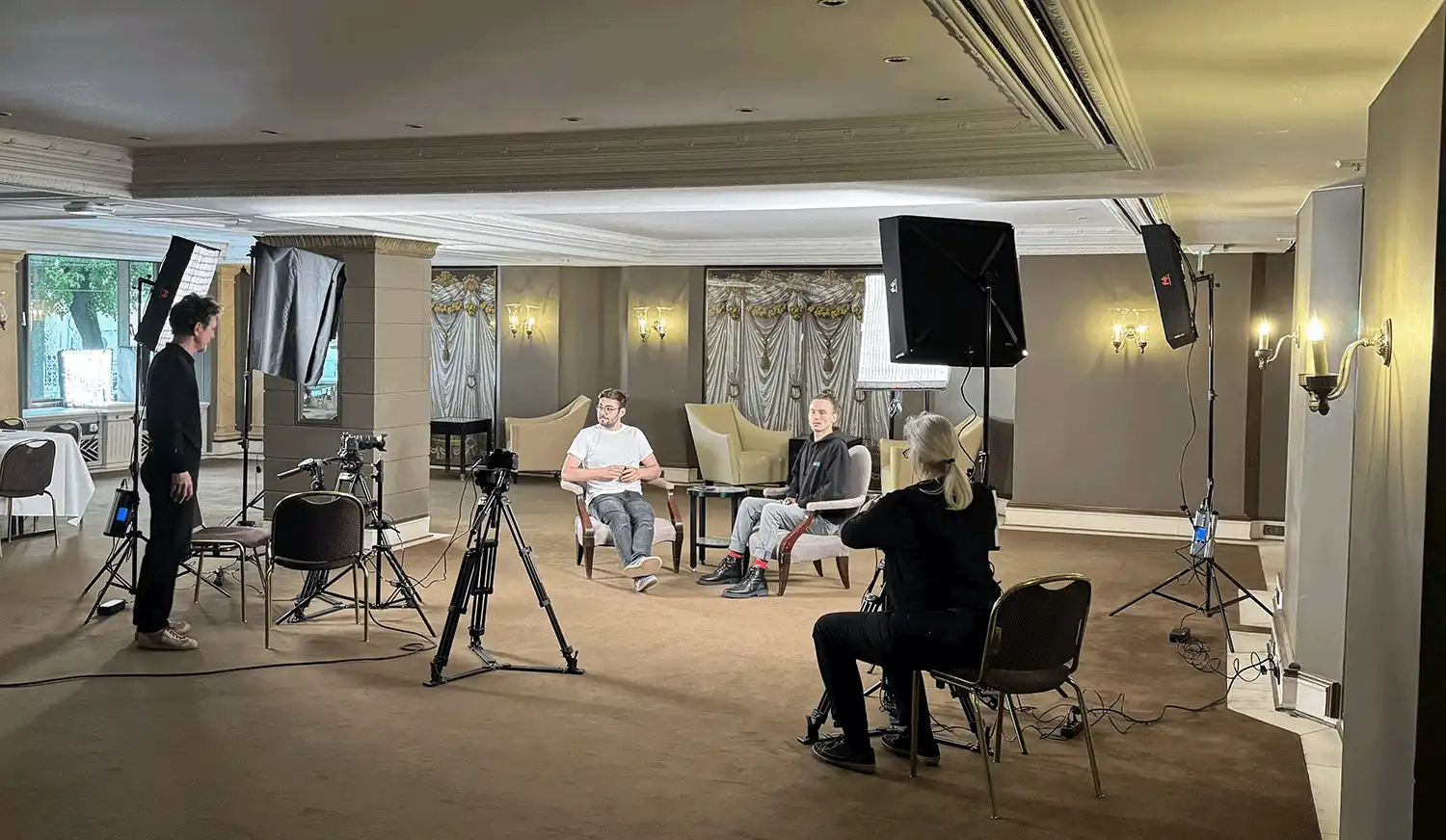 Hinter den Kulissen einer professionellen Video-Liveproduktion beim Turnaround Forum mit Kameras, Licht und Interview-Setup in elegantem Saal.