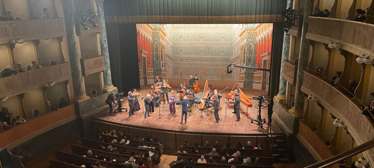 Professionelle Videoproduktion eines italienischen Klassikkonzerts mit Orchester, historischer Kulisse und mehreren Kameras in prachtvollem Theater