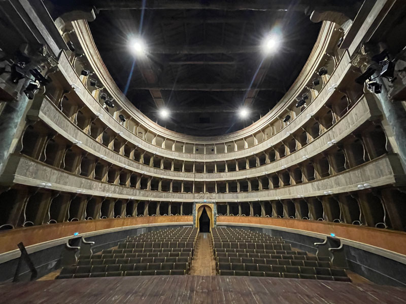 Innenansicht Teatro Sociale mit Kameras und Beleuchtung für Videoproduktion Klassik Italien