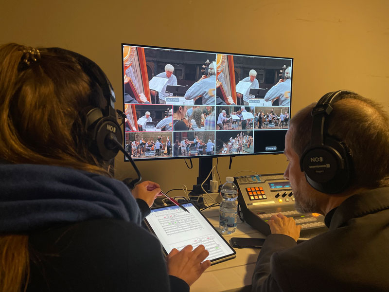 Bildregie-Team bei der Multikamera-Videoproduktion eines klassischen Konzerts in Italien mit Live-Monitoring und Technik