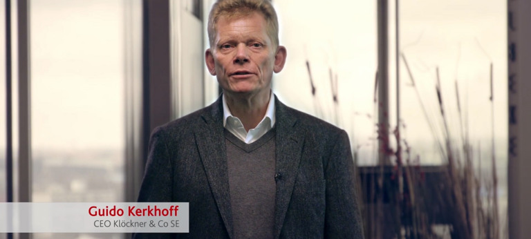 Guido Kerkhoff, CEO Klöckner & Co SE, bei professioneller Videoproduktion im modernen Büro mit Mikrofon