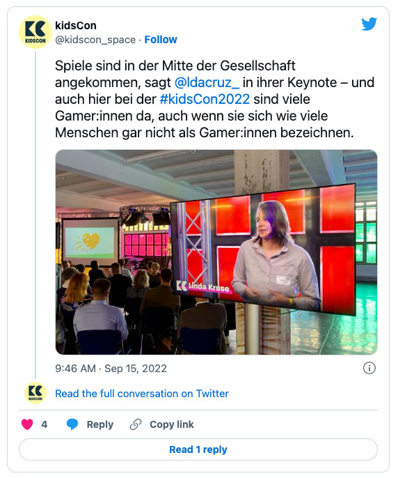 Screenshot eines Twitter-Posts zur kidsCon2022 Keynote von Linda Kruse über Spiele in der Gesellschaft mit Publikum und Bühne.
