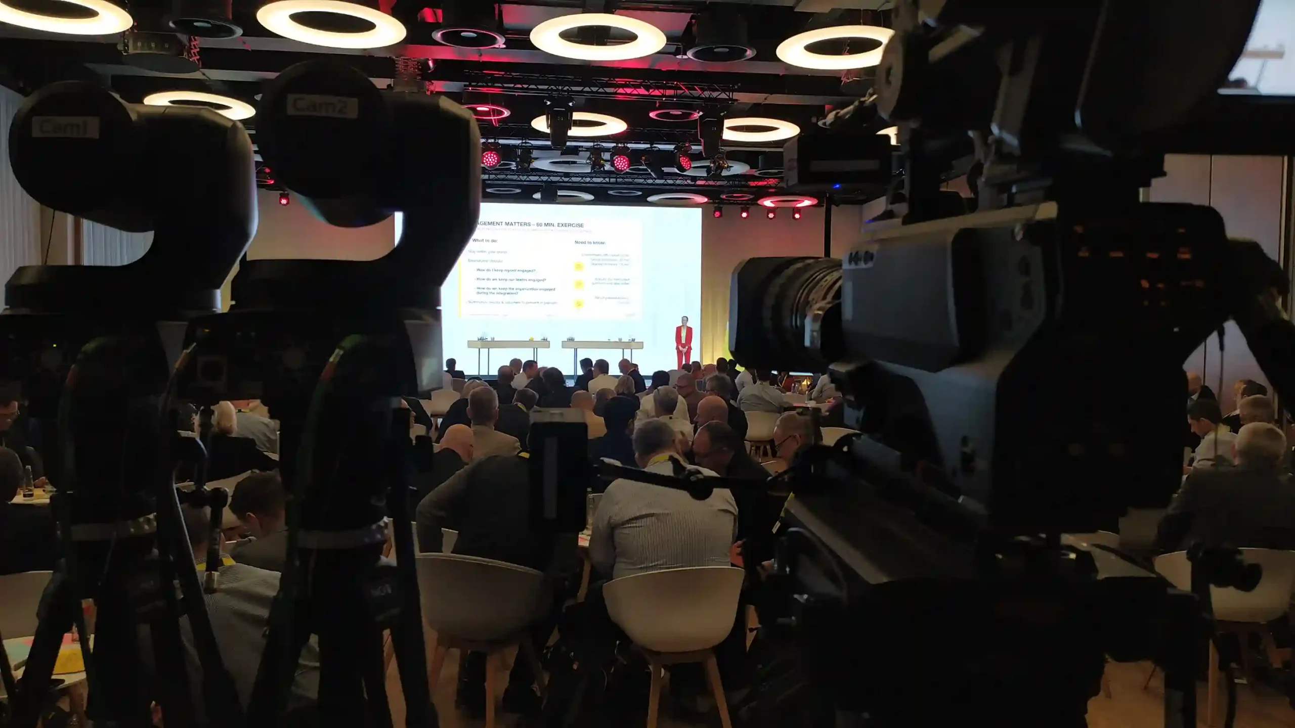 vitesco_recording_event-produktion_leadership-teammeeting_bühne Kameras mit Blick auf die Bühne des Leadership Teammeeting
