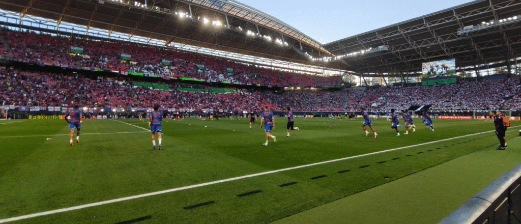 LED-Banden am Spielfeldrand beim UEFA Conference League Finale, betreut von NC3